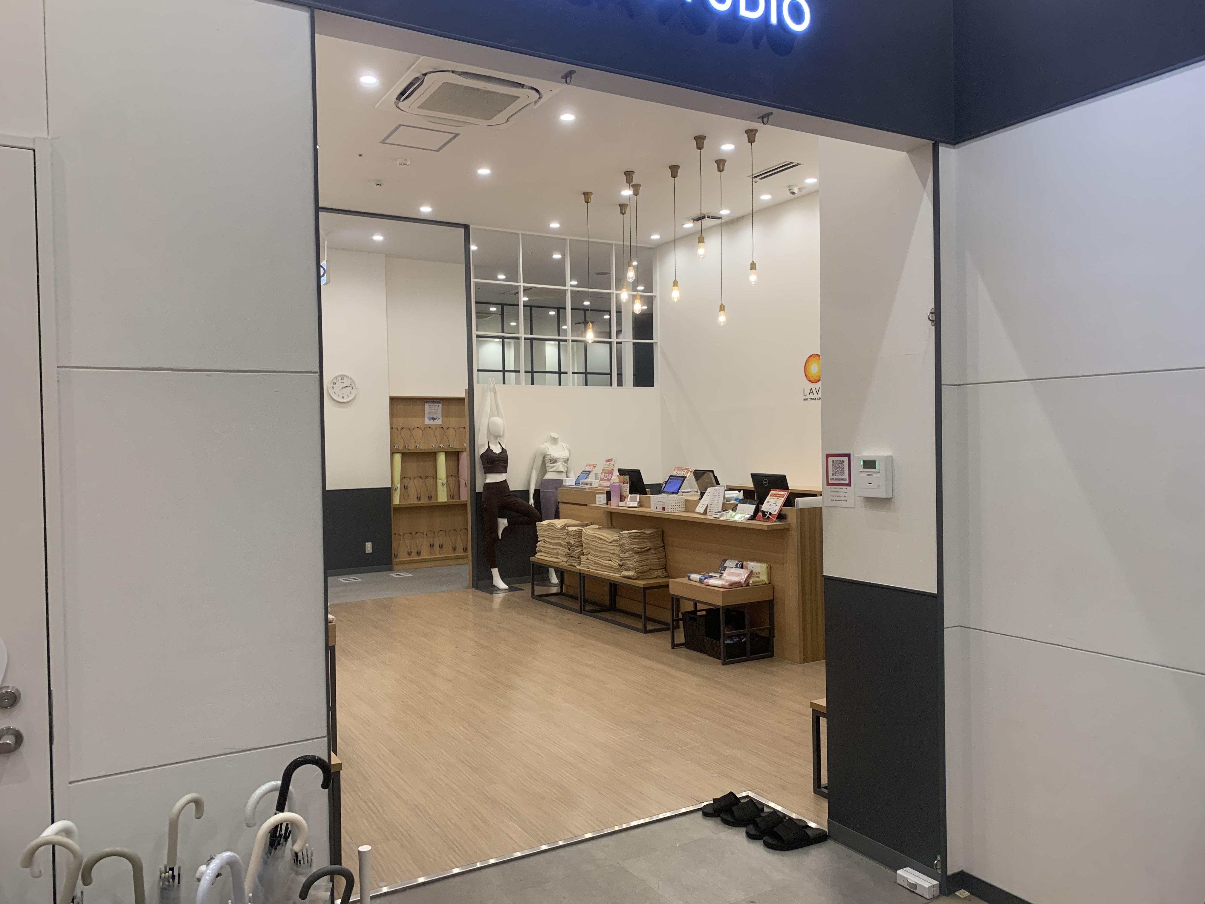 ホットヨガLAVA名古屋mozoワンダーシティ店の入口と受付｜体験来店時のチェックインカウンター
