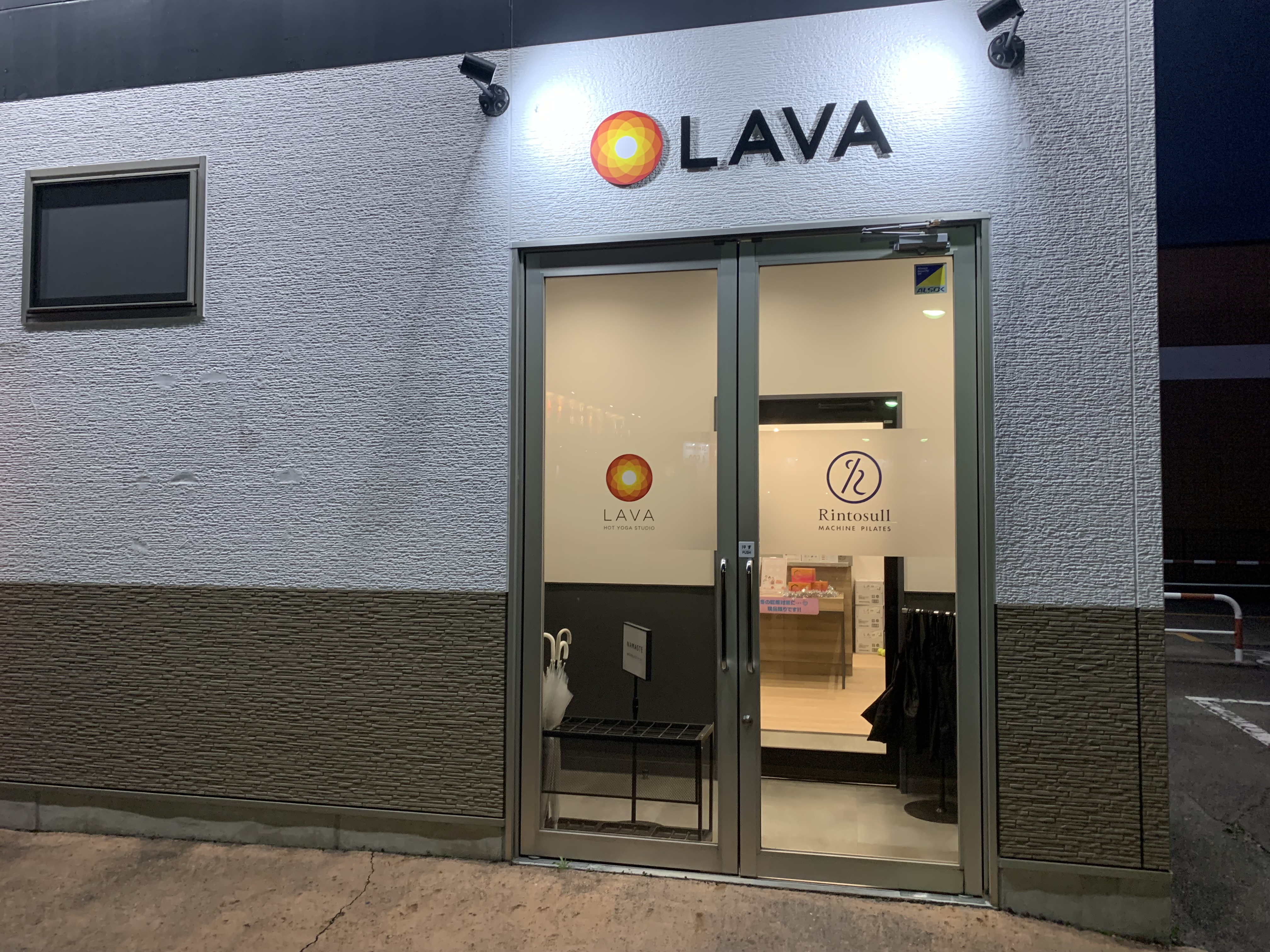 ホットヨガLAVA西尾店｜まいかタウン丁田1階に構えるガラス扉前のエントランス