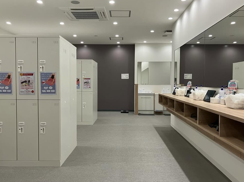 ホットヨガLAVA西尾店｜レッスン前後に利用できる女性専用ロッカールームとパウダールーム（イメージ）