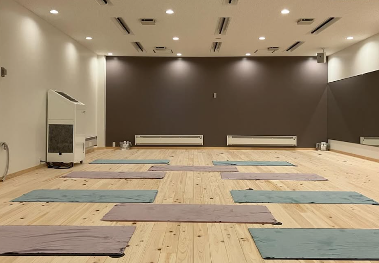 ホットヨガLAVA西尾店｜ウッドストーンと暗闇スタジオを採用した温熱レッスン空間（イメージ）