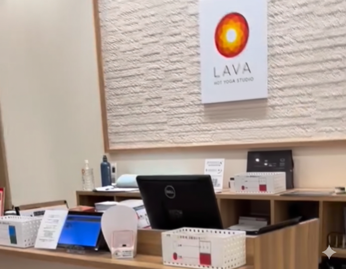 LAVA大井松田店 受付カウンター｜体験受付や案内が丁寧で初心者も安心できる男女共用ホットヨガスタジオ