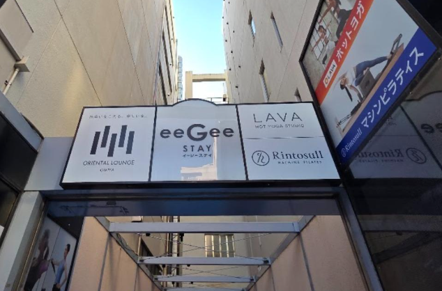 LAVA大宮グラン店 ビル看板｜大宮駅東口(北)徒歩4分で通いやすい男女共用ホットヨガスタジオ