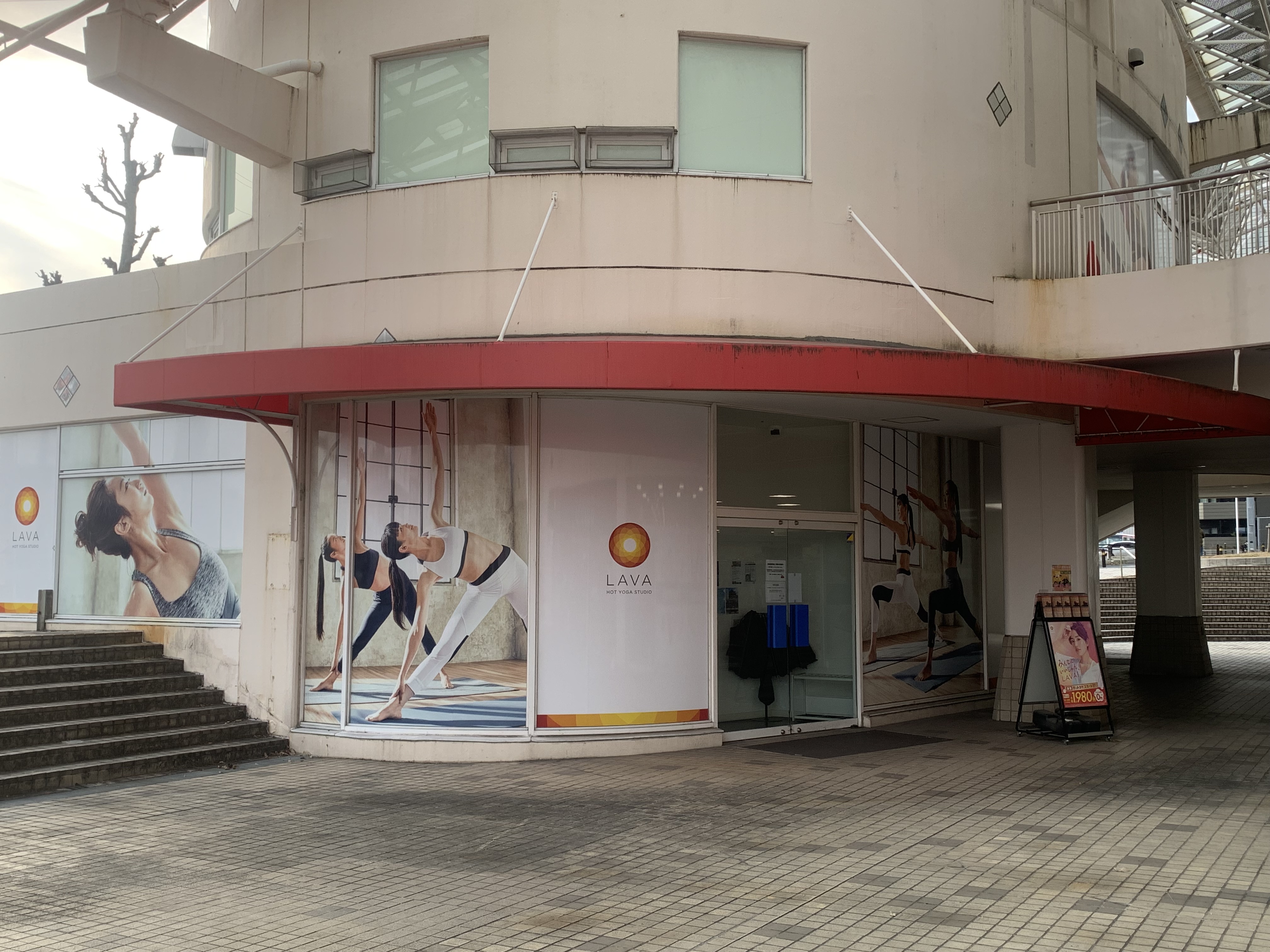 ホットヨガLAVA西友鳴海店の店舗正面|商業施設内に位置する女性専用スタジオ