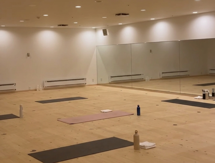 ホットヨガLAVA西友鳴海店のウッドストーンスタジオ風景|床から温まるレッスン空間