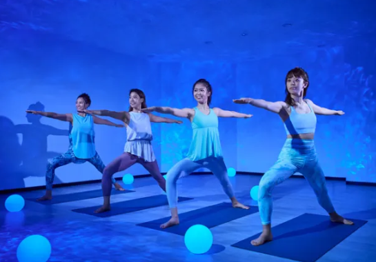 LAVA大和南口店 レッスン風景イメージ｜暗闇スタジオで集中して行うホットヨガ体験のイメージ