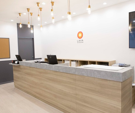 LAVA武蔵浦和店の受付カウンター｜女性専用スタジオの落ち着いた空間