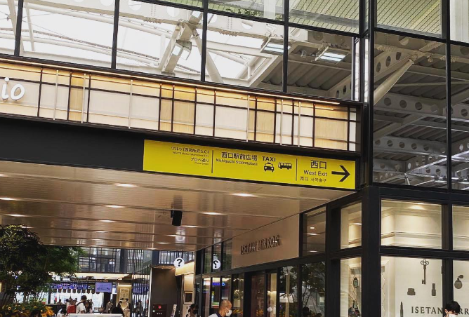 LAVA所沢店 所沢駅西口への案内看板|駅から徒歩1分のアクセス目印