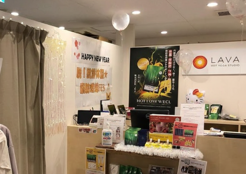 LAVA所沢店 受付カウンターの様子｜明るく清潔感のあるフロント風景
