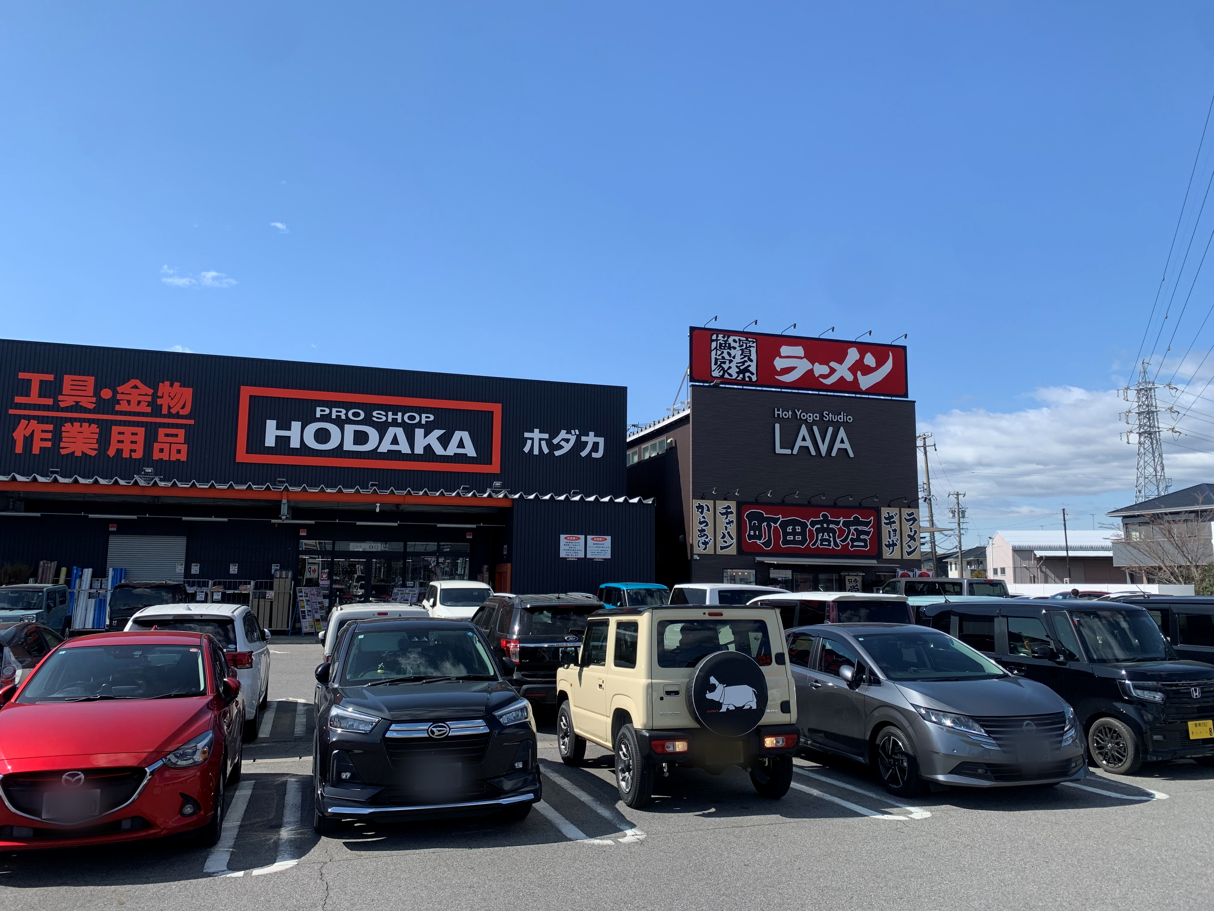 LAVA豊川店 外観（国道151号線豊川IC南交差点付近）｜車でアクセスしやすい立地