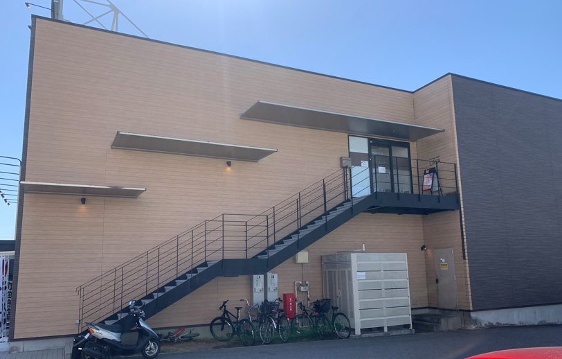 LAVA豊川店 外観（ダイソー豊川インター店側からの景観）｜インター至近の視認性の高い建物