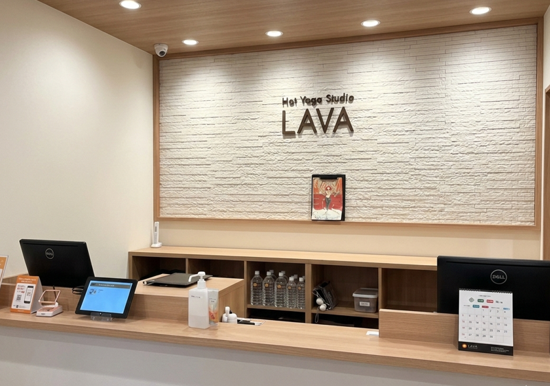 LAVA豊川店 受付カウンター｜来店時に手続きや案内を行うフロントスペース