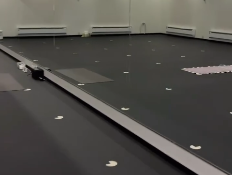 LAVA豊川店 スタジオ風景｜適度な室温と湿度でレッスンを行う空間