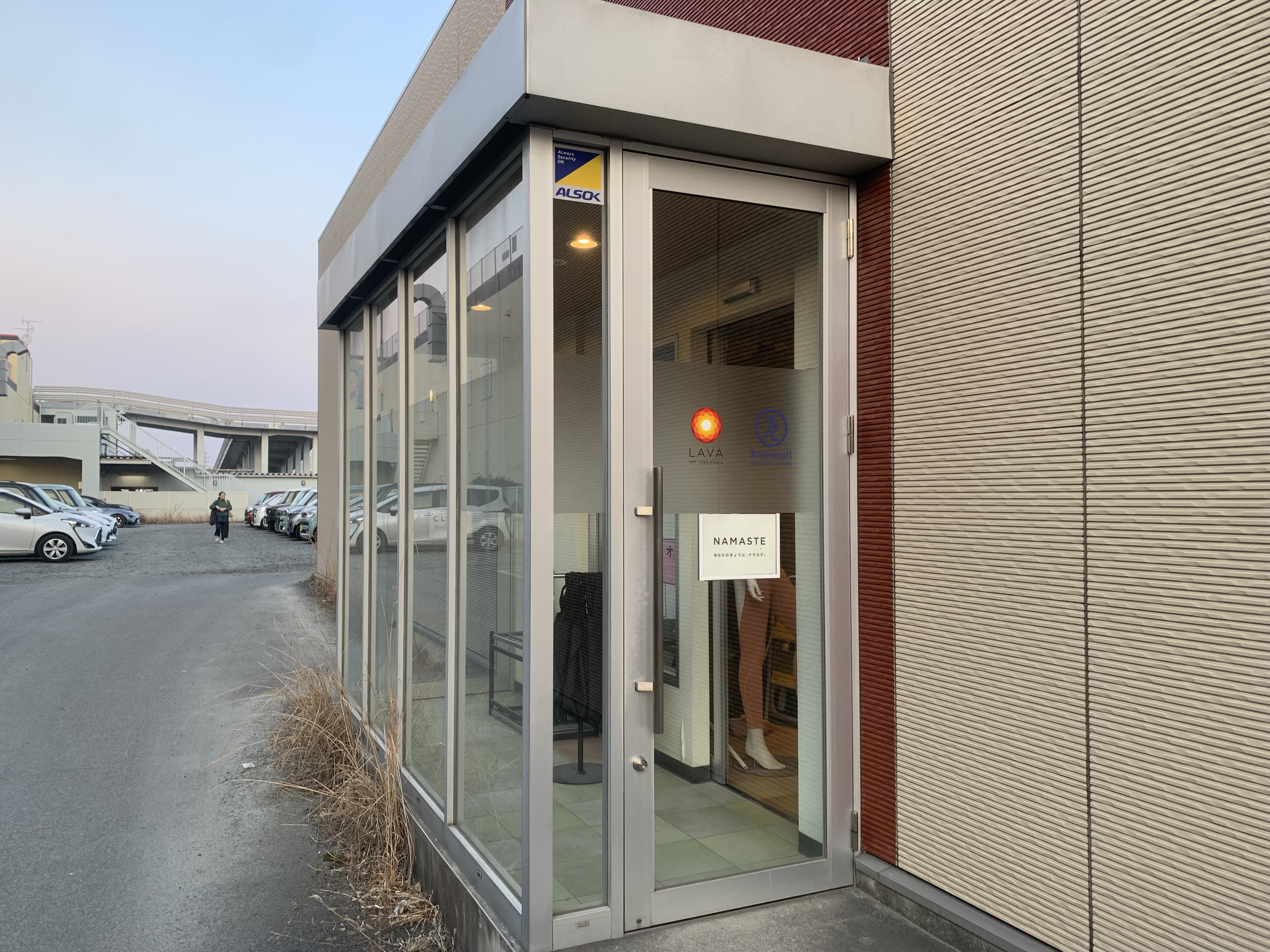 LAVA豊田元町店 店舗入口|MEGAドン・キホーテUNY隣、初めてでも入りやすいホットヨガスタジオ