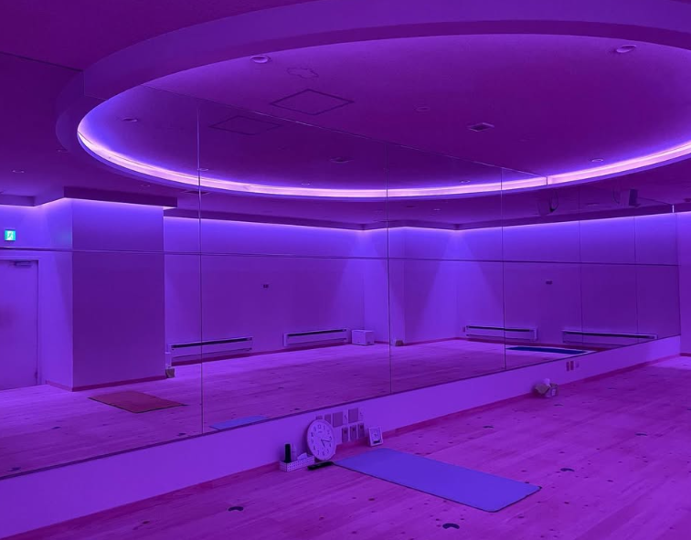 LAVA浦和店 ウッドストーンスタジオ|身体を芯から温める光あふれるホットヨガ空間