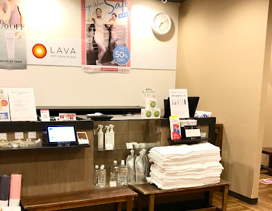 ホットヨガLAVAビバモール加須店 受付カウンター風景｜体験来店時のチェックインスペース