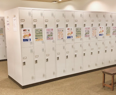 ホットヨガLAVAビバモール加須店 ロッカールーム内観｜清潔感のある更衣スペース