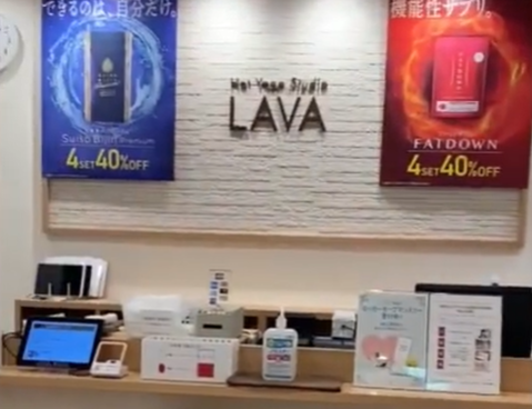 LAVAワッツ岩槻店 受付カウンター｜清潔感のある男女共用ホットヨガスタジオ受付