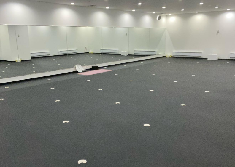 LAVAワッツ岩槻店 スタジオ内観|発汗しやすい温度管理環境で行うホットヨガレッスン空間