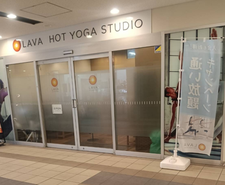 LAVA上尾店 斜めから見たガラス張りの店舗入口外観