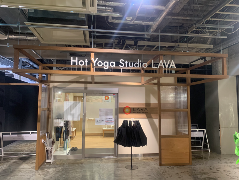 ホットヨガLAVAアピタ新守山店|アピタ新守山2階に位置するスタジオ入口周辺の全体風景