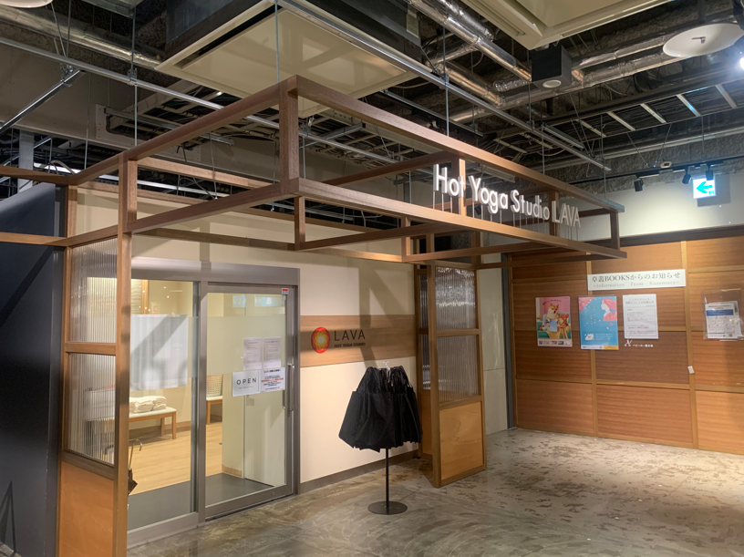 ホットヨガLAVAアピタ新守山店|館内通路から見えるスタジオ入口の斜め風景