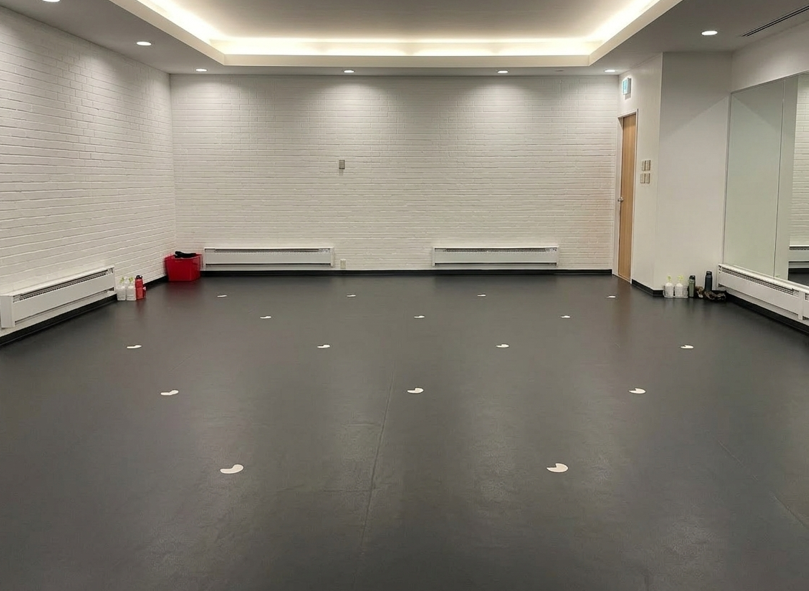 ホットヨガLAVAアピタ新守山店|天然木の温もりが感じられるウッドストーンスタジオの内観