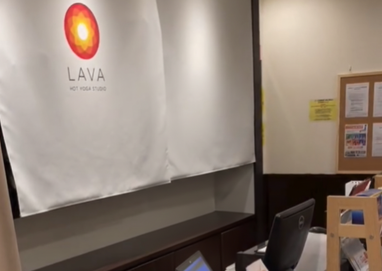 LAVA平塚店 受付|平塚駅近くで初心者も安心して利用できる清潔感のある受付スペース