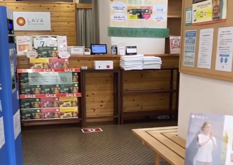 LAVA星ヶ丘店の受付カウンター｜来店時に案内を行うフロント
