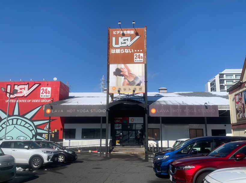 ホットヨガLAVA一宮尾西店 無料駐車場と店舗外観｜県道18号線沿い尾西IC南交差点近く