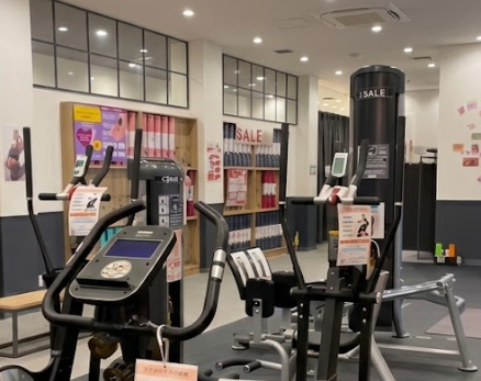 ホットヨガLAVA一宮尾西店 レッスン前後に利用できるジムエリア｜女性専用設備