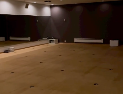 ホットヨガLAVA一宮尾西店 ウッドストーンスタジオ内観｜遠赤外線床採用スタジオ