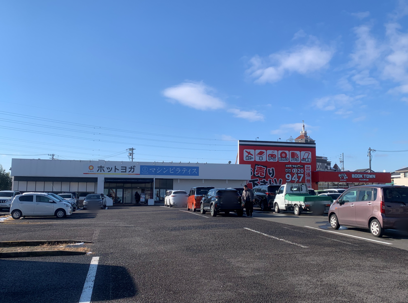 ホットヨガLAVA犬山店｜県道27号線沿いから見た店舗外観と完備された駐車スペース