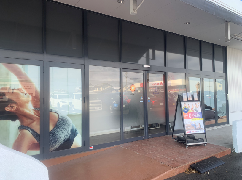 ホットヨガLAVA犬山店｜斜めから見たスタジオ入口と建物外観の雰囲気