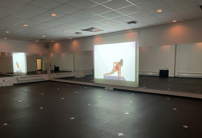 ホットヨガLAVA犬山店｜スクリーンを使ったアジャストレッスン風景（イメージ）