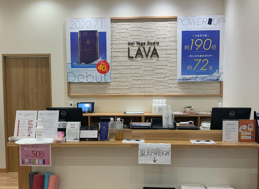 LAVA勝川店の受付カウンター｜来店時のチェックインや案内を行うフロント周辺の様子（男女共用スタジオ）