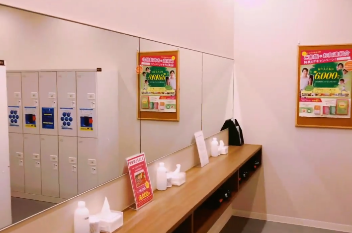 LAVA勝川店のロッカー・パウダールーム｜レッスン前後に利用できる更衣スペースと身支度エリア（男女共用）