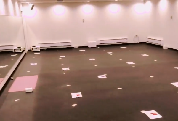 LAVA勝川店のスタジオ風景｜ホットヨガレッスンが行われるスタジオ内部とヨガマットが並ぶ空間の様子