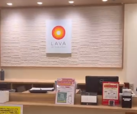 ホットヨガLAVA北越谷店 店舗受付カウンターの様子|女性専用スタジオの落ち着いたフロントスペース