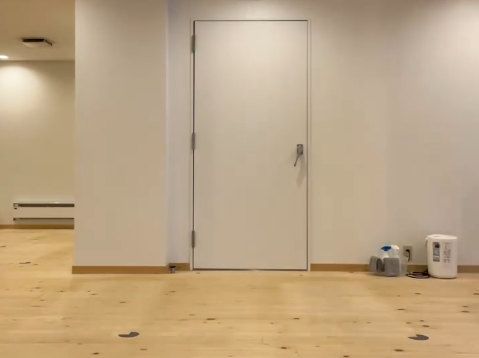 ホットヨガLAVA北越谷店 ウッドストーンスタジオのレッスン空間|床から穏やかに温まるホットヨガスタジオ風景