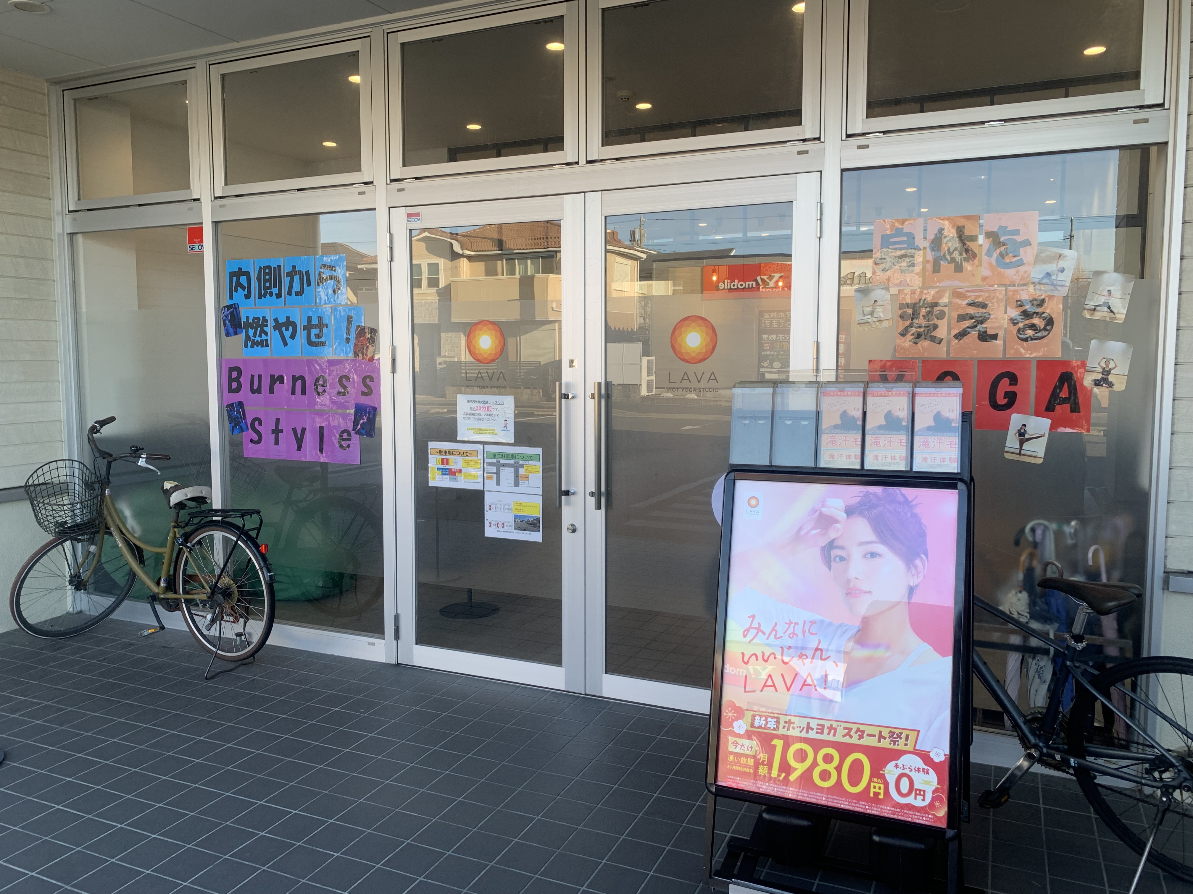 LAVA小牧郷中店 斜めから見たエントランス外観｜駐車場完備で通いやすい立地