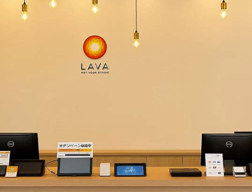 LAVA小牧郷中店 受付カウンターと待合スペース｜女性専用スタジオの清潔感ある内観