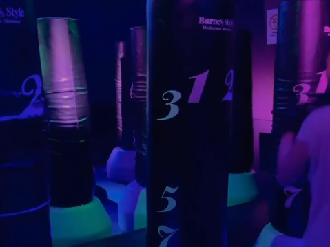 LAVA小牧郷中店 暗闇キックボクシングのレッスン風景｜音楽と照明演出で臨場感あふれる空間