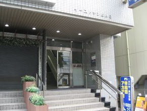 LAVA南越谷店が入るイーストサンビル3の1階入口|南越谷駅・新越谷駅から徒歩圏内のビルエントランス