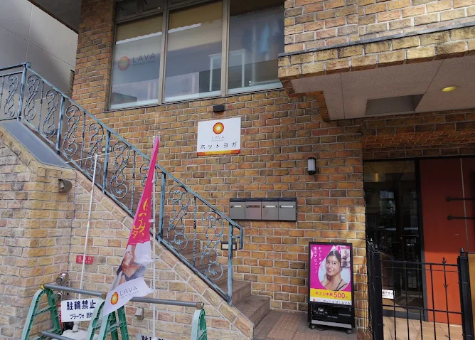 ホットヨガLAVA扇町店が入るブラーヴォ扇町の煉瓦風外観|大阪市北区天神橋・扇町駅徒歩2分