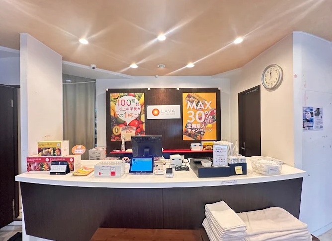 ホットヨガLAVA扇町店の受付カウンター|来店時にスタッフが案内するフロントスペース