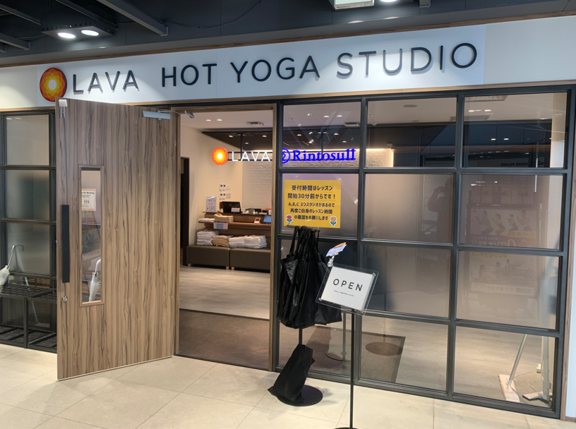 ホットヨガLAVA栄店|サンシャインサカエ4階にある店舗入口周辺の全体風景(栄駅8番出口直結)