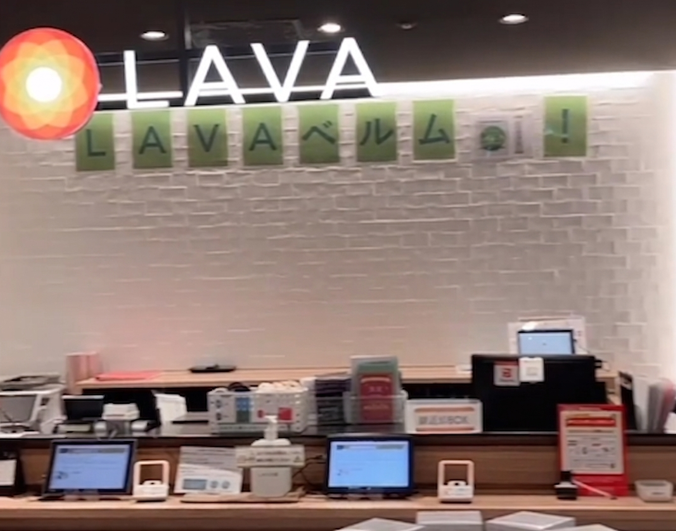 ホットヨガLAVA栄店|来店時に受付を行うフロントカウンター周辺の様子(男女共用スタジオ)