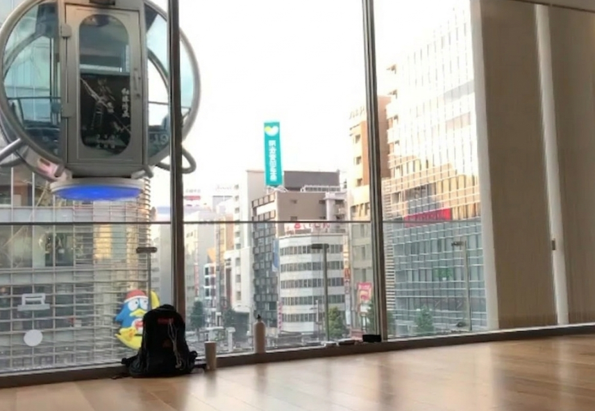 ホットヨガLAVA栄店|サンシャインサカエ観覧車が見える開放感のあるスタジオ風景