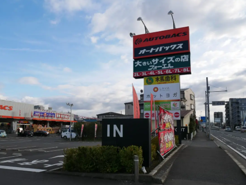ホットヨガLAVA狭山市店 アイランド狭山館内のテナント案内看板|2階スタジオ位置を示す表示