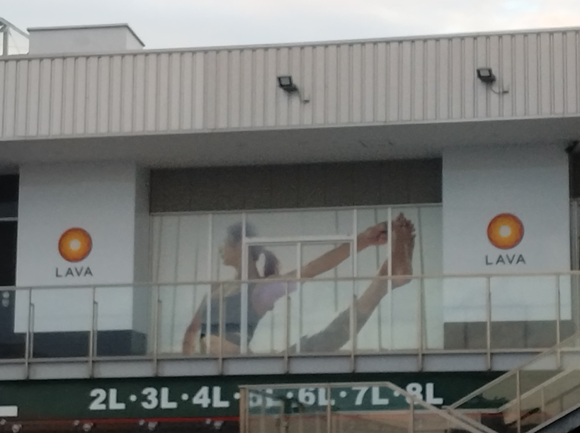 ホットヨガLAVA狭山市店 建物正面から見た店舗外観|国道16号線沿いで車でも分かりやすい立地